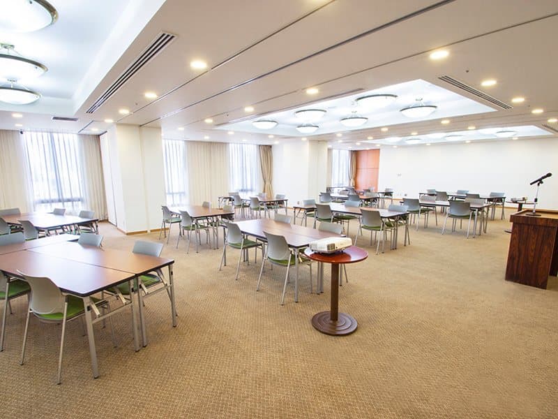 当会場の中で最も広い200㎡の会場になります。最大シアター型で120名収容可能です。
企業説明会・講演会・研修会・会議 など様々な用途にご対応致します。
窓が大きく開放感がありアパレル展示会やイベントルームとしてのご利用にも最適です。また、ビル最上階にあり日当たり 眺めも良く最高のロケーション。
パーティー会場としても人気の会場となります。