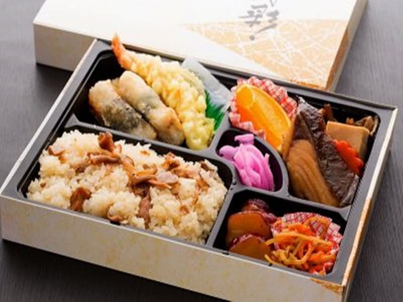 【料理一例】季節の和風弁当
写真はすべてイメージです。
※完全予約制　20名様以上でのお申し込み
※季節により料理内容は変更となりますので詳細はお問い合わせください。
