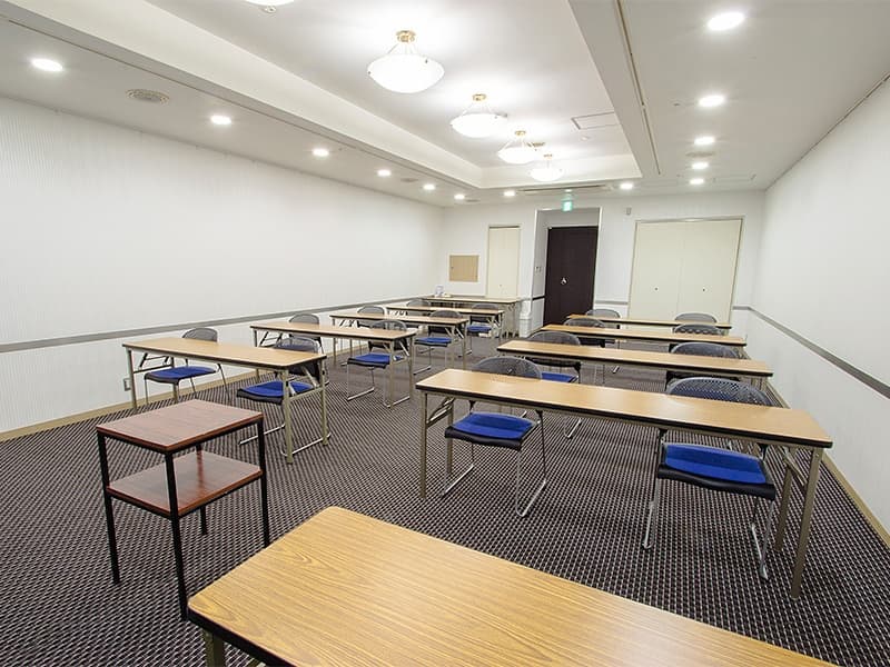 最大シアター型で80名収容可能です。
お客様の用途に合わせてレイアウトさせていただきます。
「会議・研修・セミナー・展示会・パーティー等」、様々なニーズに合わせてご利用いただけます。