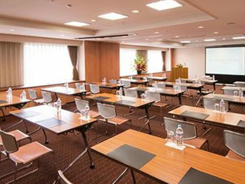 フォーラムBタイプ:
スクール形式での利用例。
1卓2名掛けのライティングデスクはクロスなしでご利用いただいております。