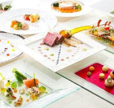 着席パーティーから立食パーティーまで対応可能。 お料理内容、演出などご相談下さい。