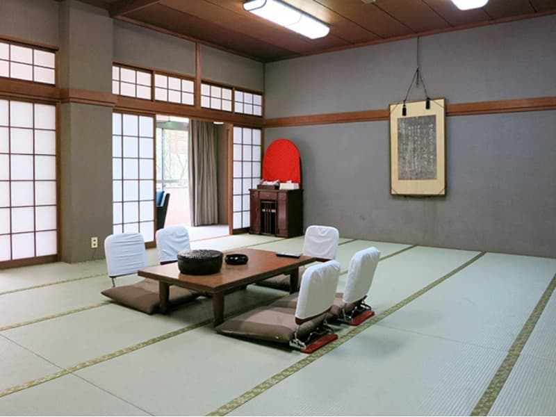 和室24畳。当館で最も広い個室。複数のグループや団体様でのご利用に最適です。