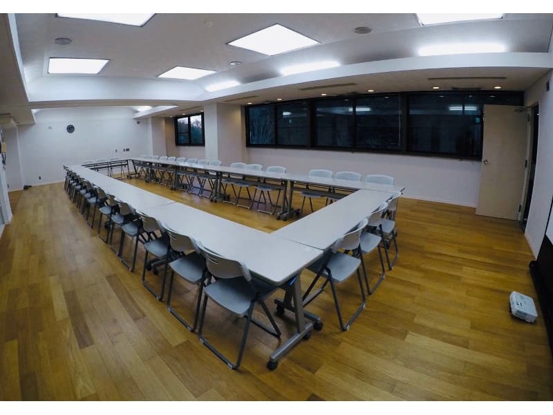 【多目的室大】
ロの字型で30名着席が可能です。
詰めれば最大で42名着席できます。