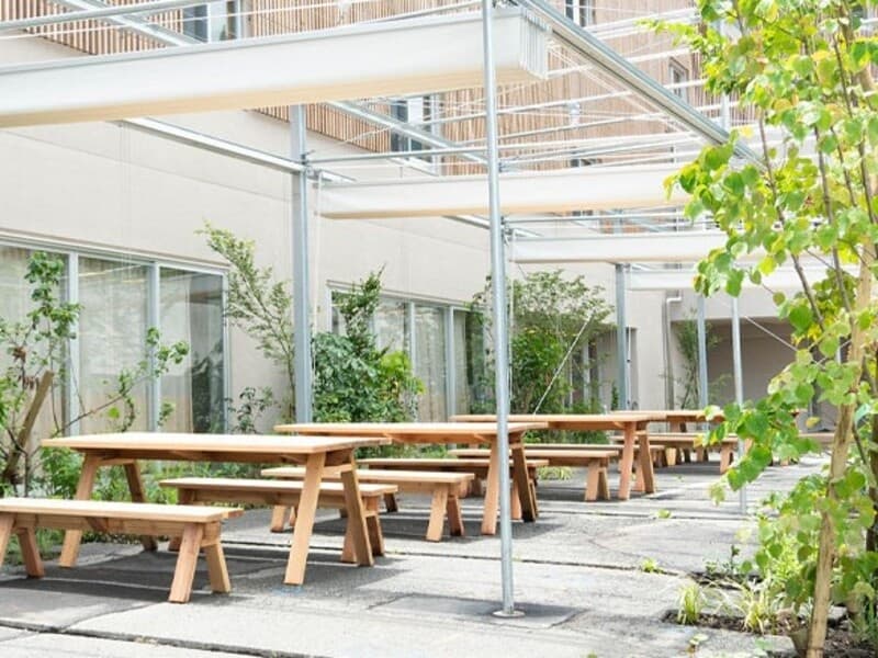 【BBQ】
1FのBBQ会場（定員約70名）にて、ガスグリルを使ったBBQをお楽しみいただけます
