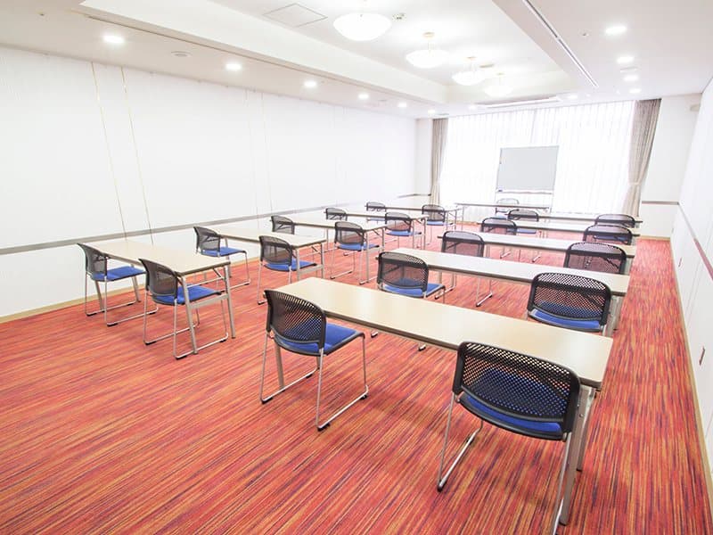 最大シアター型で８０名収容可能です。

お客様の用途に合わせてレイアウトさせていただきます。

「会議・研修・セミナー・展示会・パーティー等」、様々なニーズに合わせてご利用いただけます。