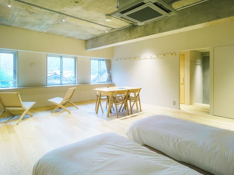 【客室：スーペリアルーム】
ご夫婦やカップルでもリッチに過ごせるお部屋。

