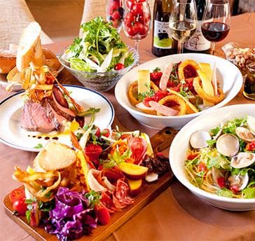 お食事は人気のビュッフェスタイル／着席スタイルの両方からお好きな方お選び頂けます！