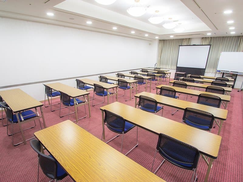 最大シアター型で７０名収容可能です。

お客様の用途に合わせてレイアウトさせていただきます。

「会議・研修・セミナー・展示会・パーティー等」、様々なニーズに合わせてご利用いただけます。