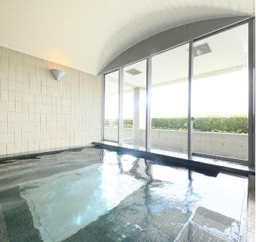 黒御影石を使用しモノトーンでまとめた大浴場。
窓からは美しい朝焼けがご覧いただけます。
内風呂男女各1 サウナ男女各1
利用時間
PM3:00～PM10：30
AM6：00～AM9：00