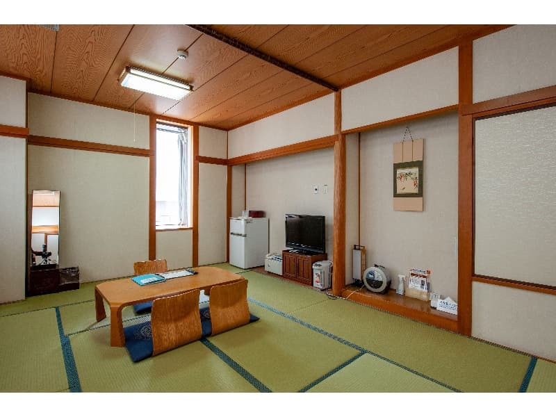 和室10畳（定員４名）
トイレのみ
大浴場・サウナをご利用ください。
