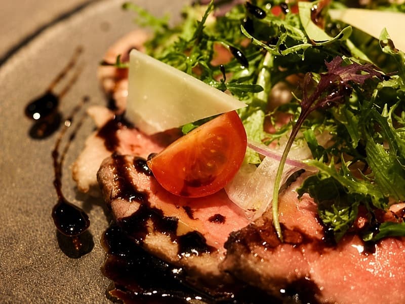 【お料理（例）】
ローストビーフと彩り野菜のサラダ