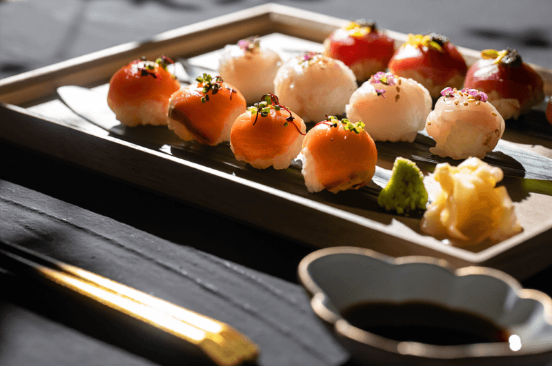 洋食・和食・和洋折衷など、多彩なお料理をご用意しております。
お客様に寄り添い、趣向を凝らしたお料理で大切なひとときを彩ります。