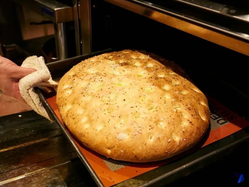 毎日オーブンで焼き上げる自家製フォカッチャは、シェフがトスカーナ修行時代に身につけた、上質なオリーブオイル香る伝統レシピ。ランチ＆ディナータイムとも、お好きなだけお召し上がりいただけます。お気軽にお申し付けください！