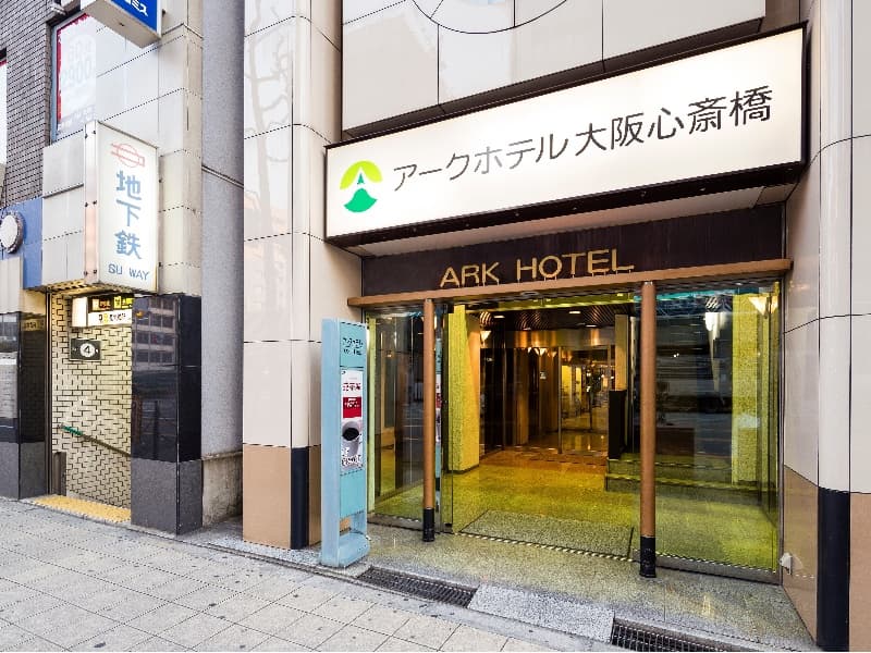 ＜ホテル　堺筋側玄関＞地下鉄４番出口に隣接の安心アクセス。