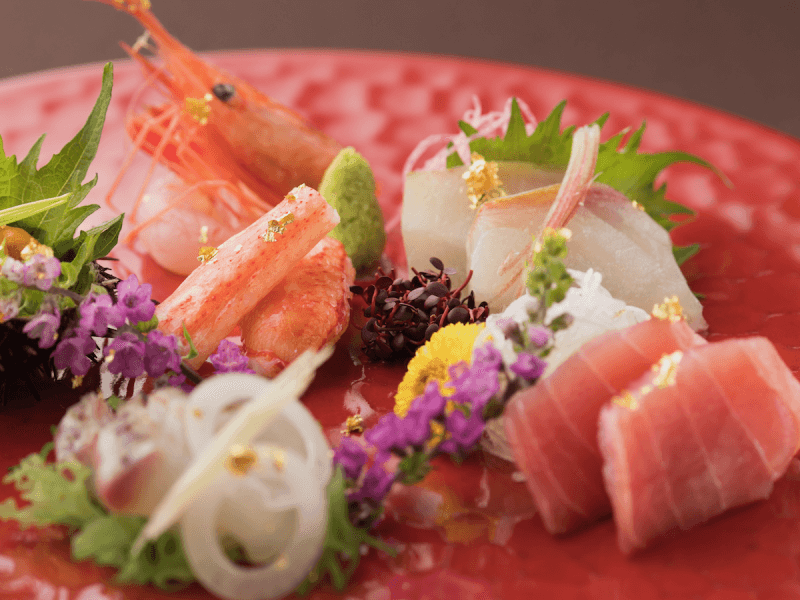 旬の食材を最大限に活かした会席料理をご用意。四季を感じるこだわりのお食事をお楽しみください。