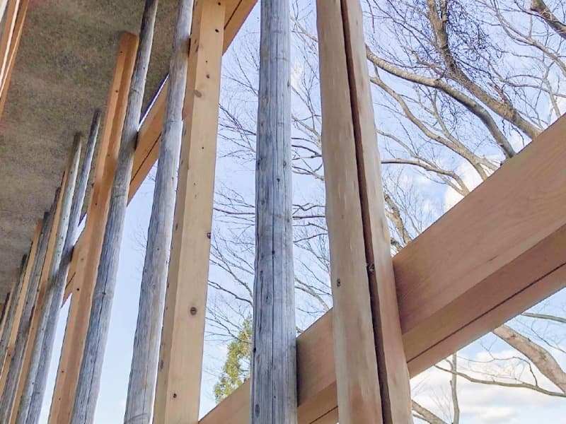 特別に三重県大台町大杉谷から取り寄せた2本の磨き丸太を使用。自然素材にこだわった本館の建築美が、訪れるすべての方に温かみのある空間を提供します。