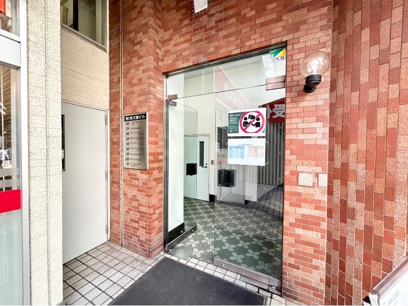「第二東文堂ビル」と館銘板があるガラスドアがビルの入口です