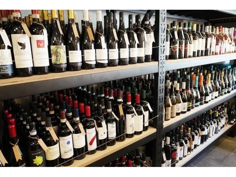 WINE　VINOMONDOは、イタリアワインのプロ、Vino Hayashiが手がける店。レアな銘柄や土着のワインまで、しっかり揃っています。