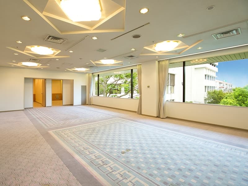 多目的ルーム【Keyaki -欅-】（3F）　四季折々の情景をたたえた日本庭園を一望出来る会場です。多くのゲストが集うロビー階に位置しており、移ろいゆく自然の美しさを愛でながらご利用いただけます。