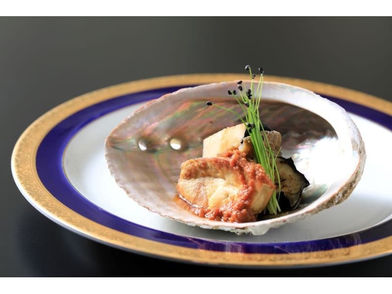 コース料理イメージ
全国の窯元や有名作家が手掛けた1品もの器で、美食をより際立たせる本物と本質にこだわったおもてなしをお届け。
日本庭園を臨めるプライベート空間で、コース料理をお召し上がりながら心通うひとときをお過ごしください。
オリジナル料理も相談可能