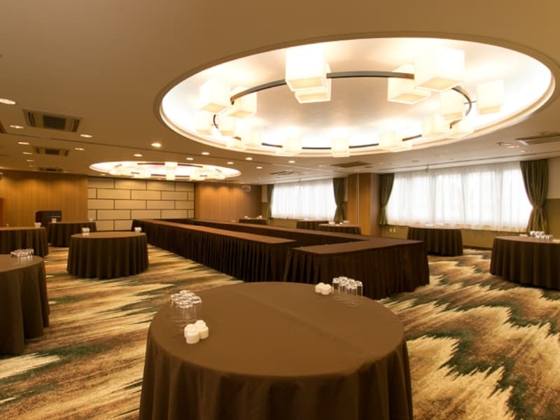 【飯綱】千曲川の雄大な流れを表現した会場です。
スクールで80名様程度、ご立食なら100名様まで収容出来ます。
ご利用人数により、パーテションで間切り、会議後すぐにパーティーといったご要望にもお応えします。
