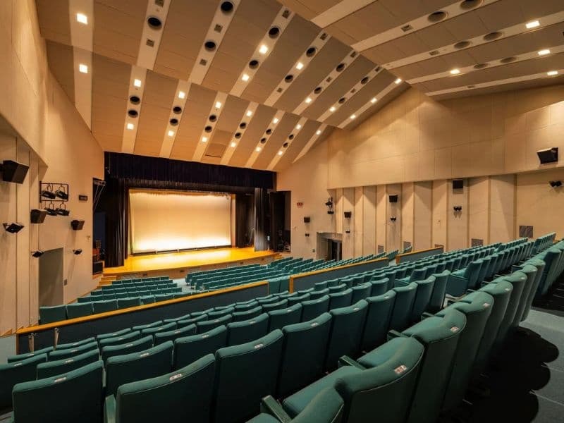 500名収容可能なイベント大ホール
演奏会やダンス大会、カラオケ大会などでご利用いただいております。