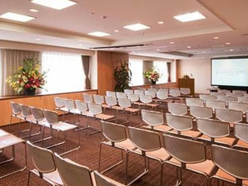 フォーラムBタイプ:
シアター形式での利用例。
勉強合宿での入館式・退館式等でご利用いただいております。