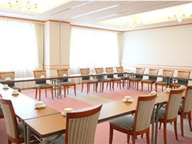 【会場：コスモス・カトレア】
窓からの明かりが差し込み、広く会話が弾む会場