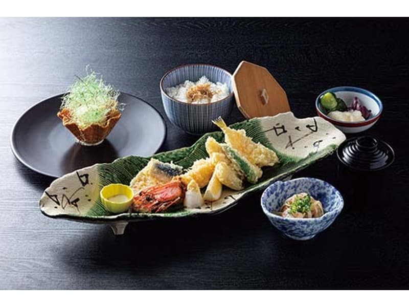 昼食はレストランにてご案内致します。
和食セットメニュー例。