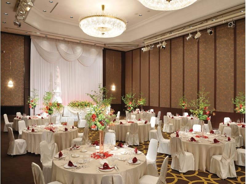 ロイヤルホール:パーティー形式
結婚式の披露宴でも大変人気の会場です。各種余興を交えたウェルカム・レセプション等にご利用ください。