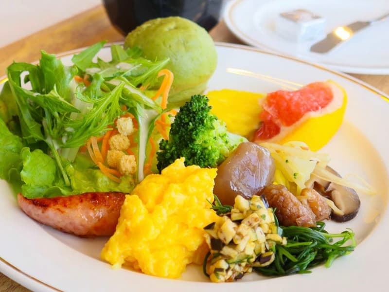 「朝食バイキング」
ヘルシーな和食から、ボリューム満点の洋食まで和・洋・中約30種類の豊富なメニューを取りそろえております。
一日の始まりは美味しい朝食から。地産地消の料理をぜひお楽しみください。