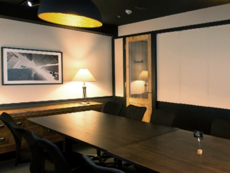 最大収容人数12名 RoomC 大会議室利用時は控室にも最適です。※2階施設のご利用は別途料金となります。