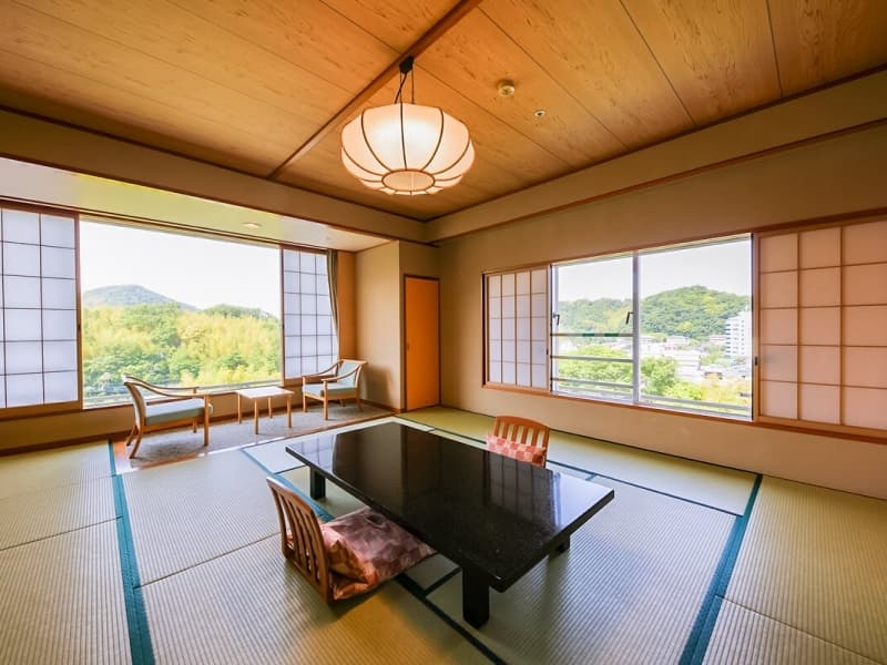「和室12.5畳」
基本タイプの客室より、ひとまわり大きな12.5畳のお部屋です。
最大で6名様までお泊まりいただけます。