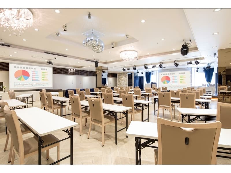 セミナー形式での会議利用や、シアター形式でのイベントなど用途様々！ライブイベントでも好評の機材を完備しております。