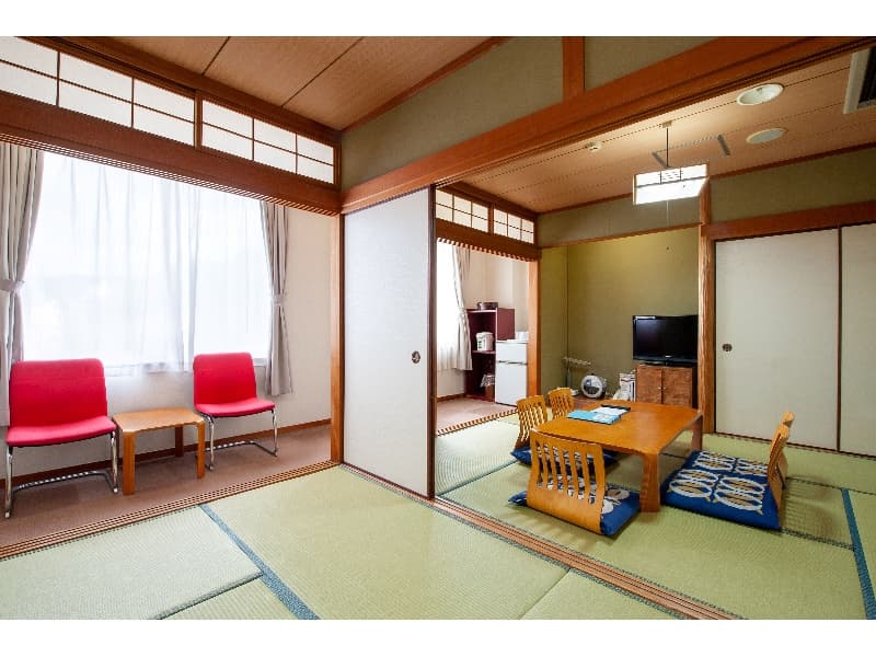 和室12畳（定員５名）
バス・トイレ付
和室12畳＋広縁のあるお部屋です。ご家族でもゆったりお寛ぎ頂けます。