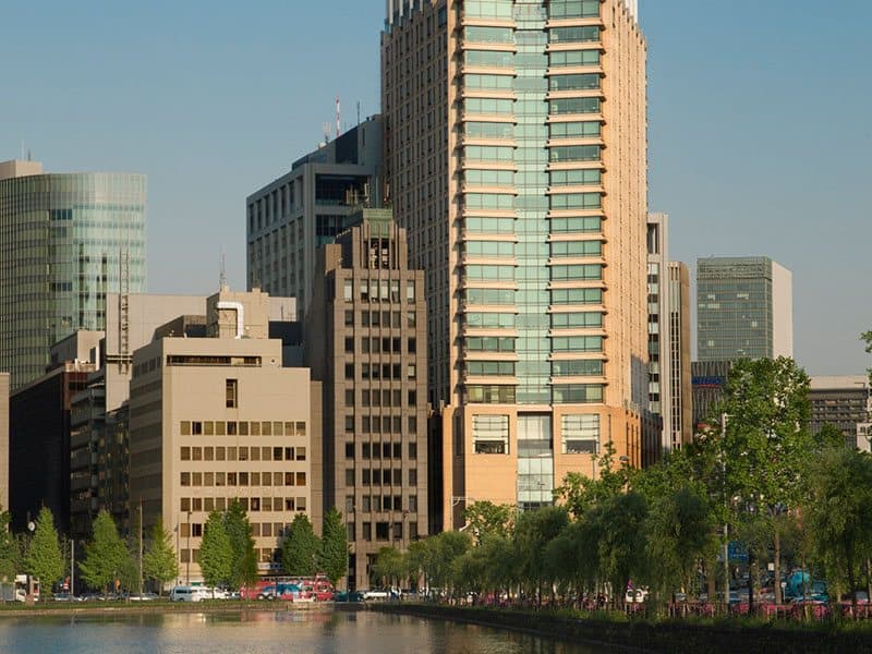 ザ・ペニンシュラ東京は、皇居外苑と日比谷公園の向かいに面し、緑豊かな環境でありながら、東京メトロ・都営地下鉄 日比谷駅・有楽町駅に直結し、JR有楽町駅、東京駅も近く、銀座まで徒歩圏内の最高のロケーションです