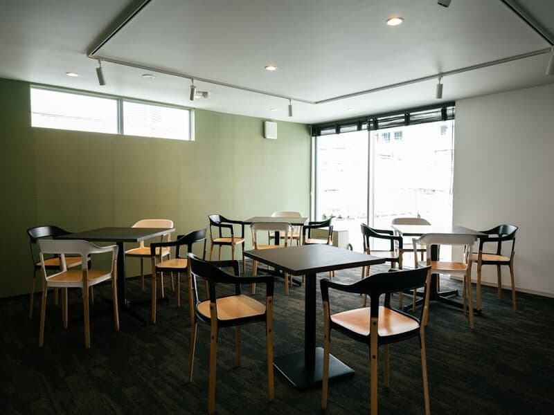 シンプルで落ち着いた雰囲気の店内。80名程度までの貸切対応も可能です。