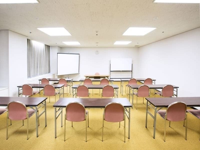 【中会議室】（舞姫）　63㎡　（24畳）
教室スタイル４５名　宴会　２４名まで可能な　リバーシブルタイプ