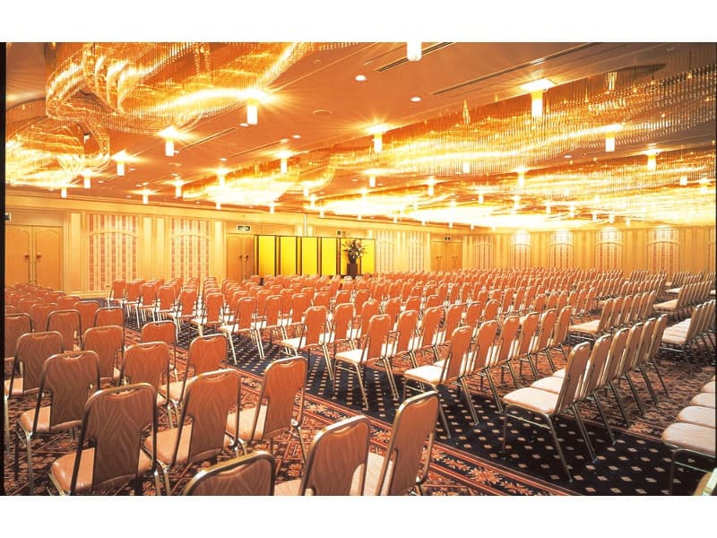 ■利休　627㎡（190坪）
シアター形式／最大約820名様収容
