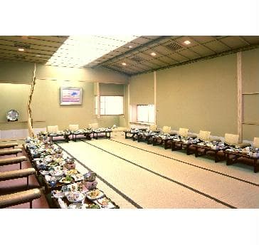 憧れ度の高い和食膳の貸切宴会場をご用意！
懇親の場におススメです♪
8名～120名まで、様々なご宴会場をご用意しております。