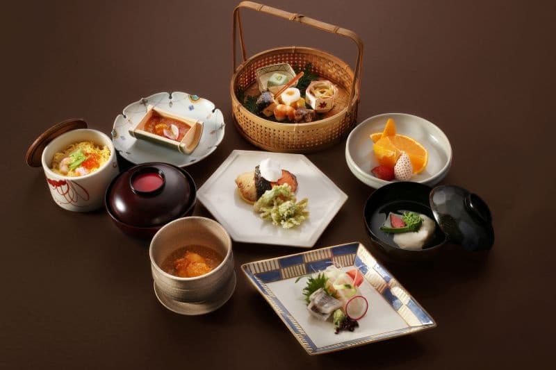 浮月楼パーティープラン-宴-「会席プラン」

■料金：お一人8,800円　※ドリンク別
■適用人数：10～100名