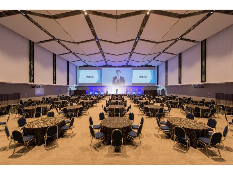 【ザ・コスモホール】
立食 500名様
着席 350名様

360度スクリーンを使用した様々な映像演出を含めた、新しい形のパーティーが開催できます。