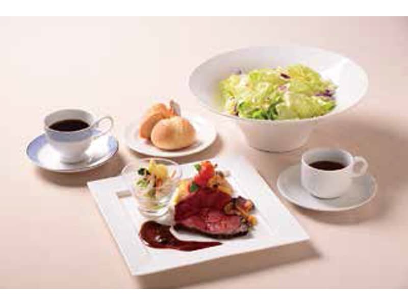 昼食はレストランにてご案内致します。
洋食セットメニュー例。