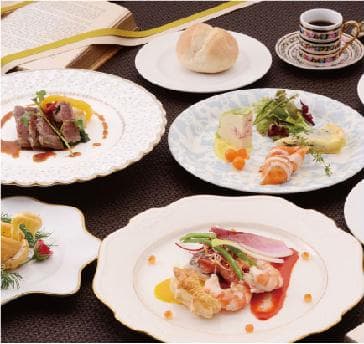 【コース料理】貸切時間2時間
お一人様8,800円税込～
当館は決まった金額はありません。
ご予算に合わせてメニューを作成しています。
30名様～72名様でご利用できます。
●2時間フリードリンク付き

※料理は季節等により都度変わりますので画像はイメージです。