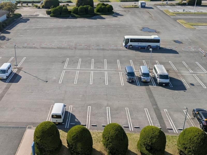 無料駐車場（普通車50台）を完備しており、滞在中は無料でご利用いただけます。夏季を除き、大型車両の駐車にも対応。15名様以上でご予約のお客様には、最寄駅まで無料送迎を承ります（要事前予約）。