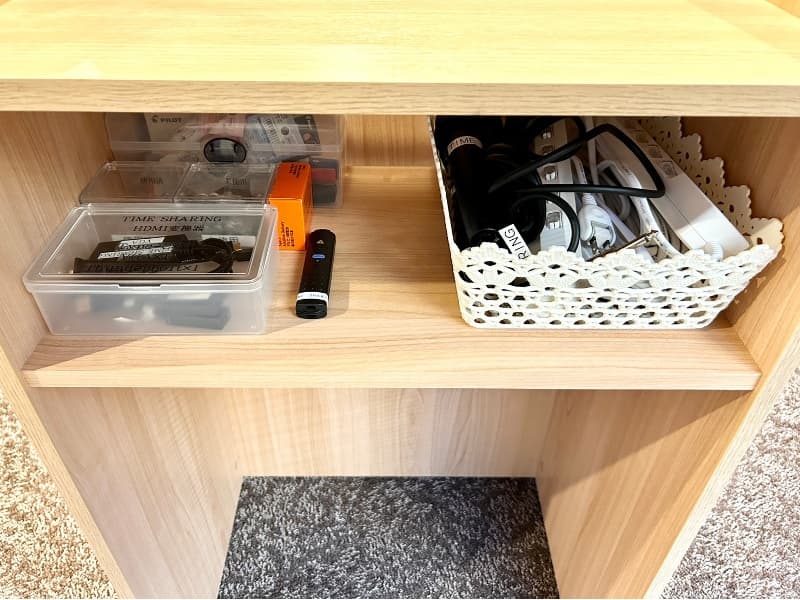 司会台には延長コードなどの細かい備品を設置しております