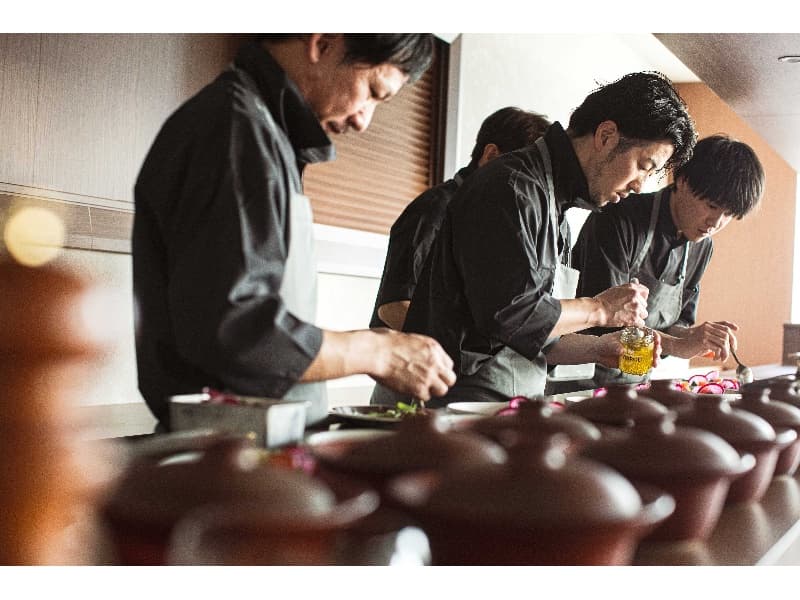 料理はオープンキッチンからご提供