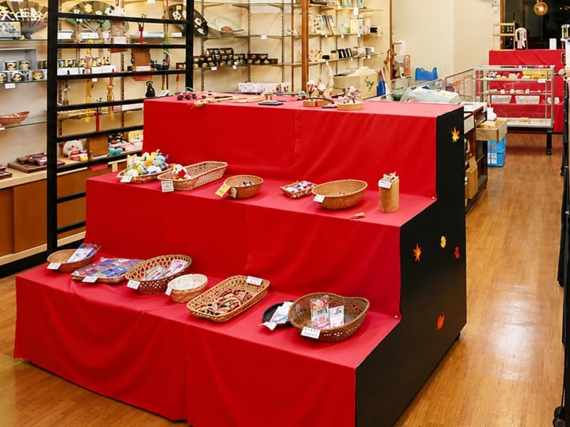 【売店】
名物もみじの天ぷらや京漬物、生八つ橋など各種おみやげものを取り扱っております。