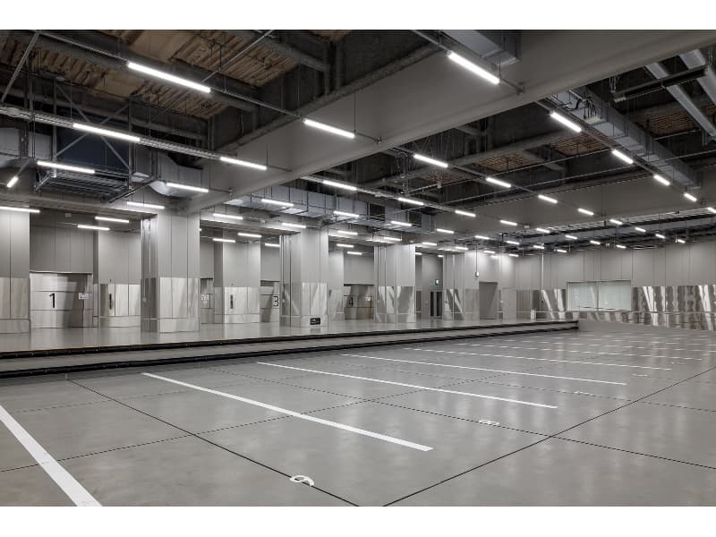 1F 搬入搬出用荷扱場　荷物用エレベーター4台と床高72cmのプラットフォームを設置し、スムーズで快適な作業が可能です。