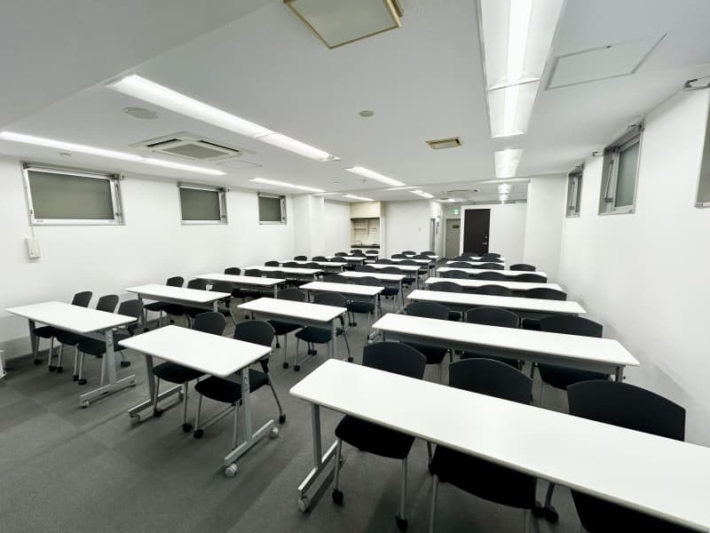 スクール形式で52名着席可能です！